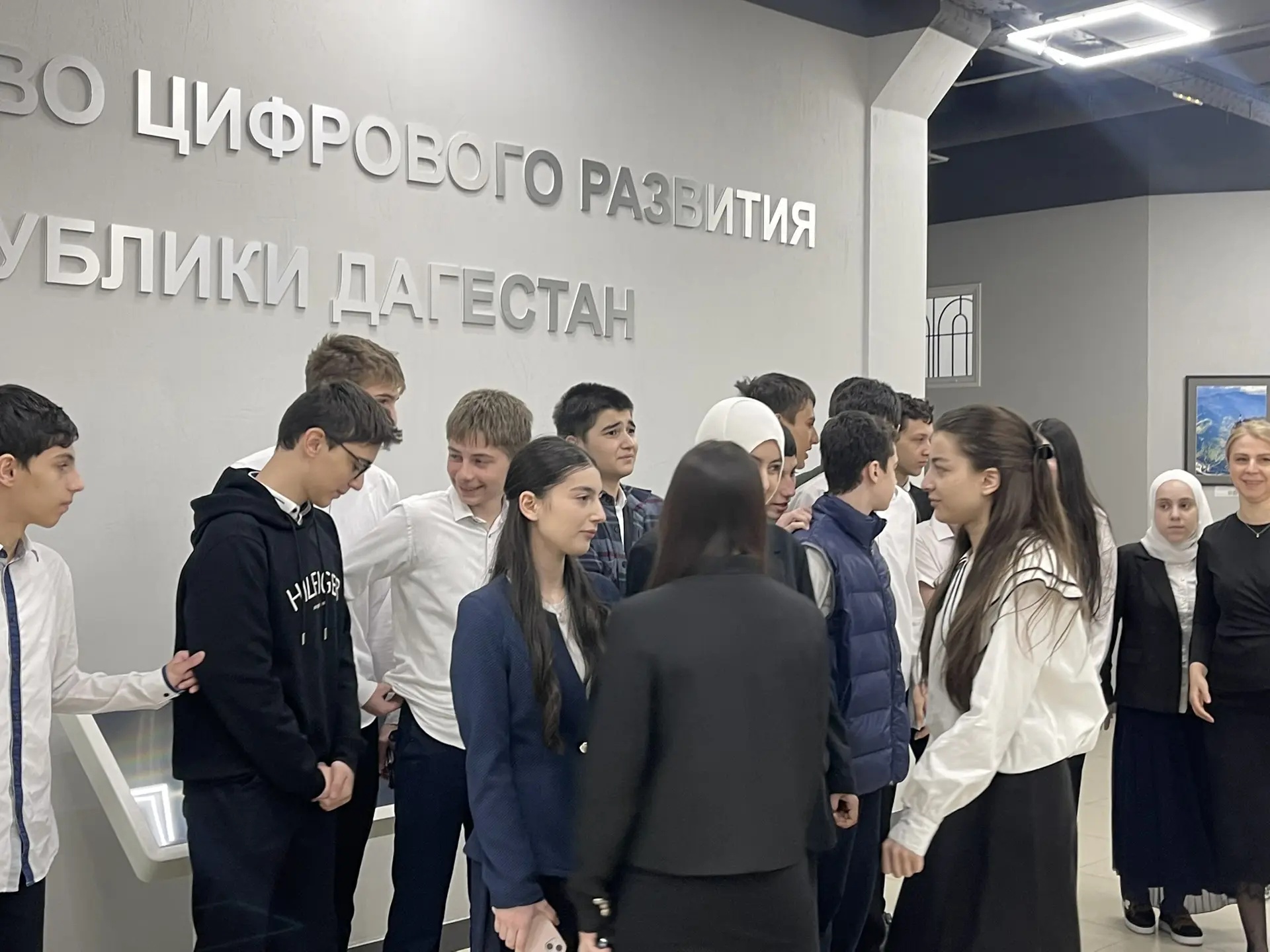 От монтажа кабеля до цифровой стратегии: махачкалинские школьники погрузились в мир ИТ вместе с Минцифры РД